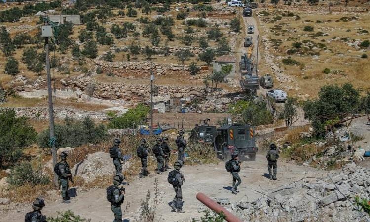 العدو الصهيوني يستهدف صحفيين بالقذائف ويتوغل في ريف القنيطرة بسوريا