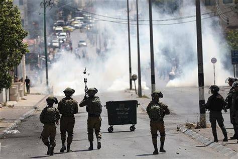 مركز حقوقي فلسطيني: استهداف ممنهج للطواقم الطبية والمركبات المدنية في غزة