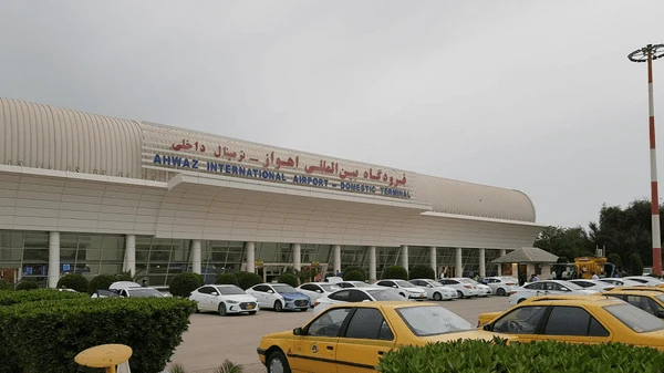 قصف أمريكي صهيوني يستهدف مطار أهواز الدولي جنوب غرب إيران