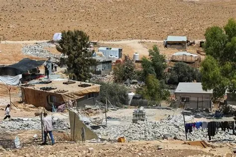 مستوطنون يقتحمون حمامات المالح ويهجّرون 5 عائلات غرب العوجا