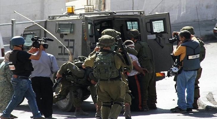 قوات العدو الصهيوني تعتقل طفلاً وشاباً فلسطينييَن في الضفة الغربية