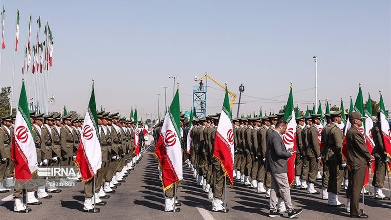 الجيش الإيراني يعلن استهداف مواقع أمريكية بالإمارات والكويت