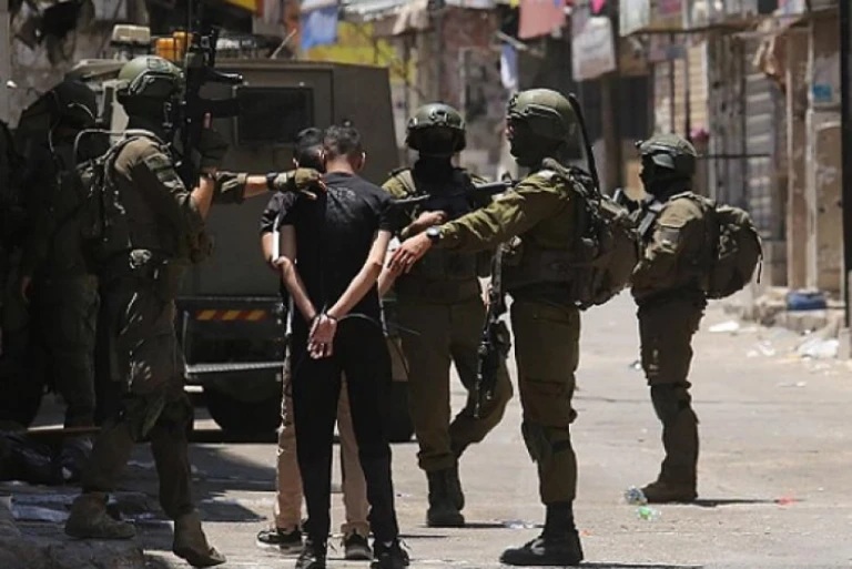 العدو الإسرائيلي يعتقل 8 فلسطينيين بينهم محامية من الخليل وطولكرم ويعتقل ويحتجز عددا آخر من جنين