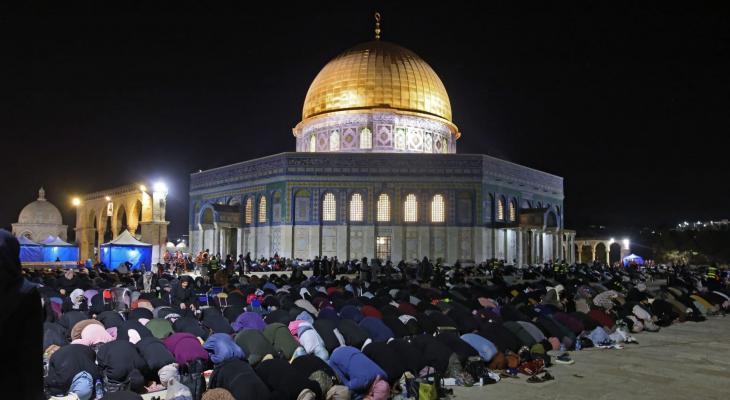 مئات الفلسطينيين يؤدون صلاة فجر الجمعة الأولى في المسجد الأقصى بعد إغلاقه