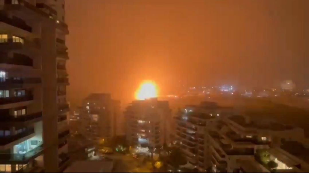 مشاهد مرعبة.. لحظة وصول صاروخ إيراني إلى هدفه بدقه في ” تل أبيب”