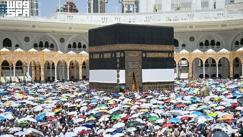 حجاج بيت الله يواصلون أداء المناسك بين رمي الجمرات وطواف الوداع