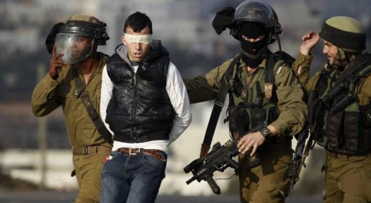 العدو الإسرائيلي يعتقل فلسطينيا في نابلس