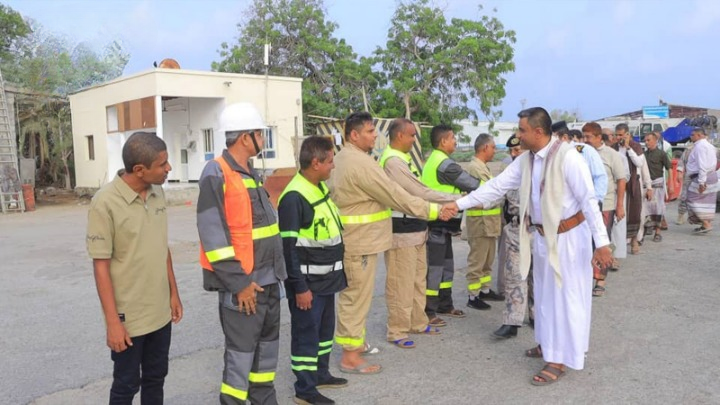 الوشلي يزور المرابطين والمناوبين في موانئ الحديدة والصليف ورأس عيسى