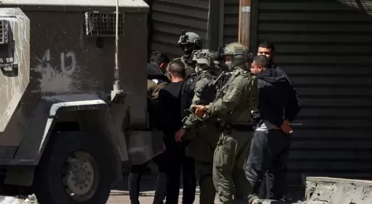 العدو الإسرائيلي يعتقل 15 مواطنًا فلسطينيا بينهم صحفي وأطفال في الضفة الغربية