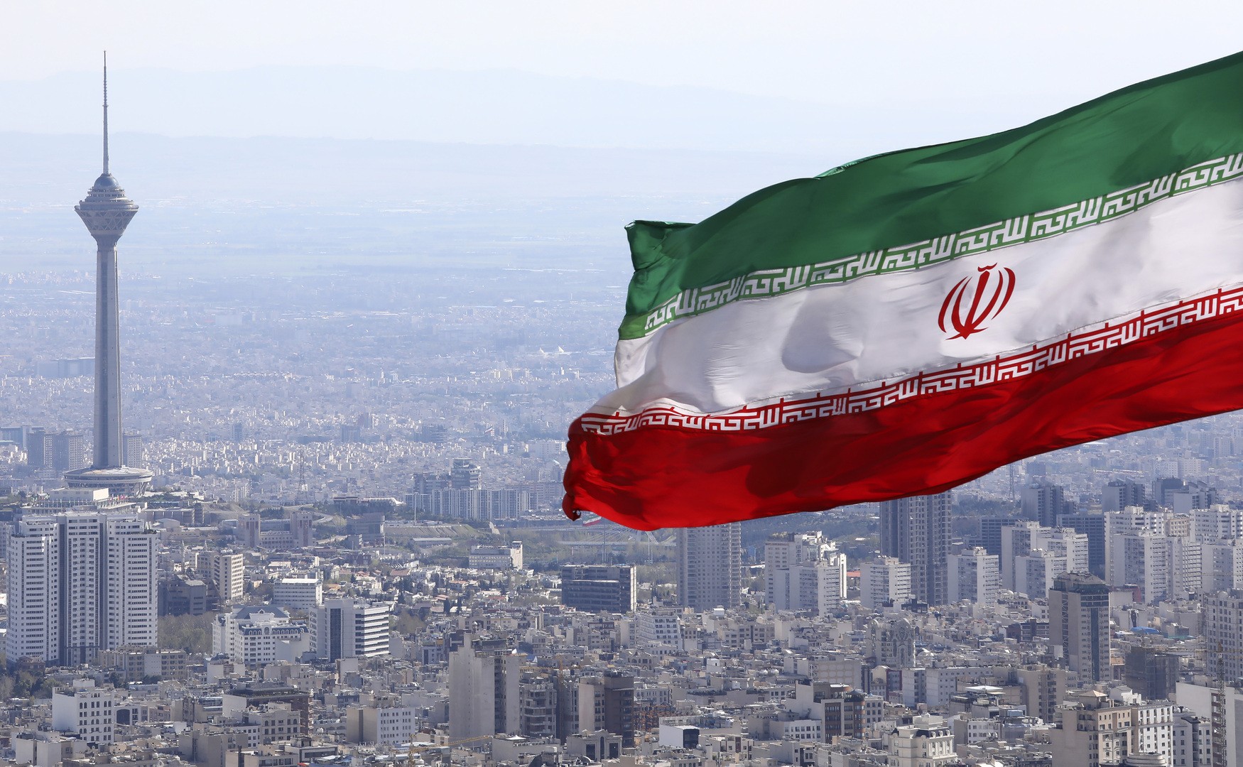 نفت استهدافها بالصواريخ والمسيرات.. طهران تحذر الإمارات من رد إيراني ساحق وتدعو لتطهير أراضيها من “الوكر الصهيوني”