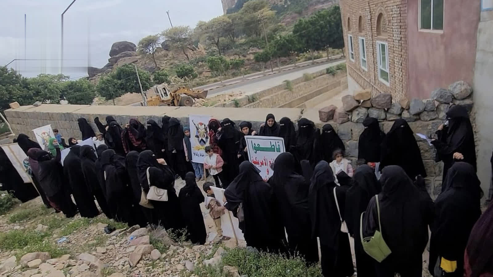 وقفة نسائية في المحويت تنديداً بالإساءة لمكة المكرمة