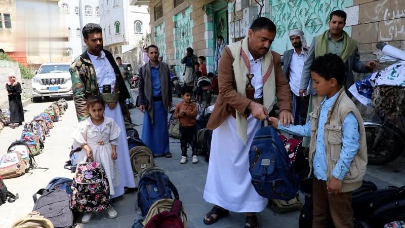 توزيع حقائب مدرسية لأبناء الجرحى والأسرى في إب والضالع
