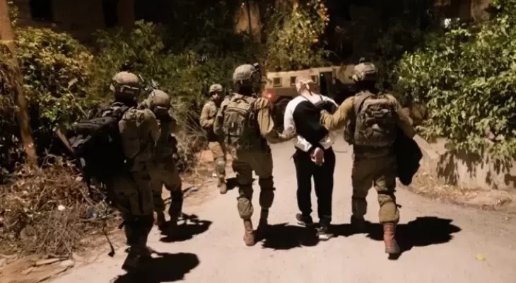 العدو الصهيوني يعتقل 14 فلسطينيا بينهم طفل في الضفة الغربية