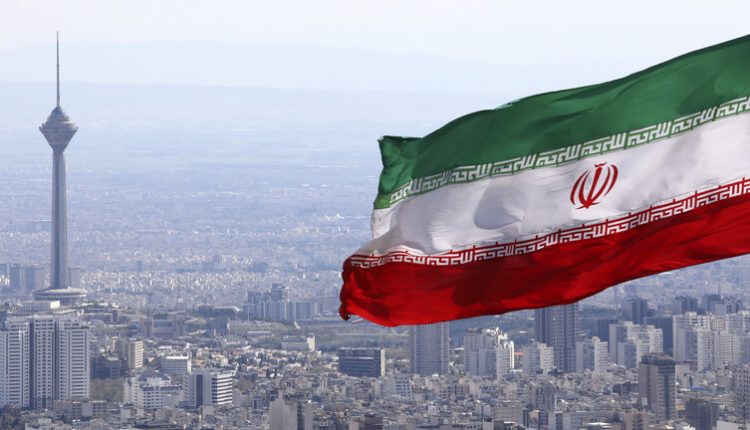 إيران: تحذير من رد حاسم بعد هجمات أمريكية جنوب البلاد