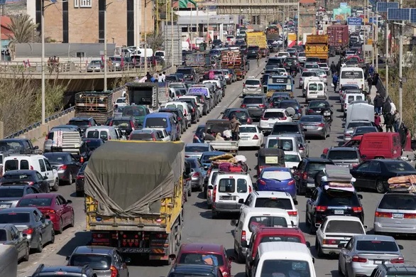 الاحتلال يصدر أوامر إخلاء لسكان مدينة صور وثلاث مخيمات فلسطينية