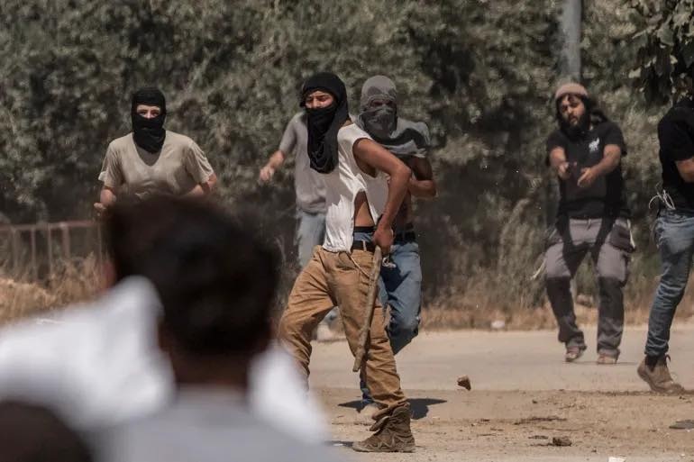 مستوطنون يحرقون أراضي ومركبات ويعتدون على منازل في جيت شرق قلقيلية