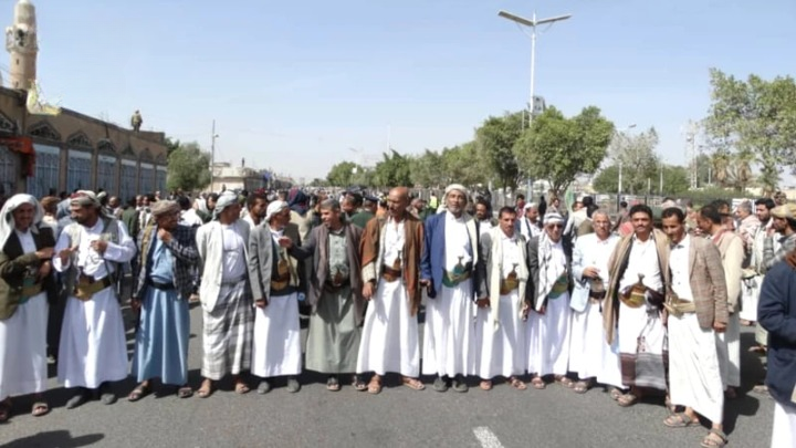 تحت شعار “سيفتح المطار ويكسر الحصار”.. حشودٌ مليونية في صنعاء تُبارك خيارات القوات المسلحة وتثمّن الموقف الإيراني