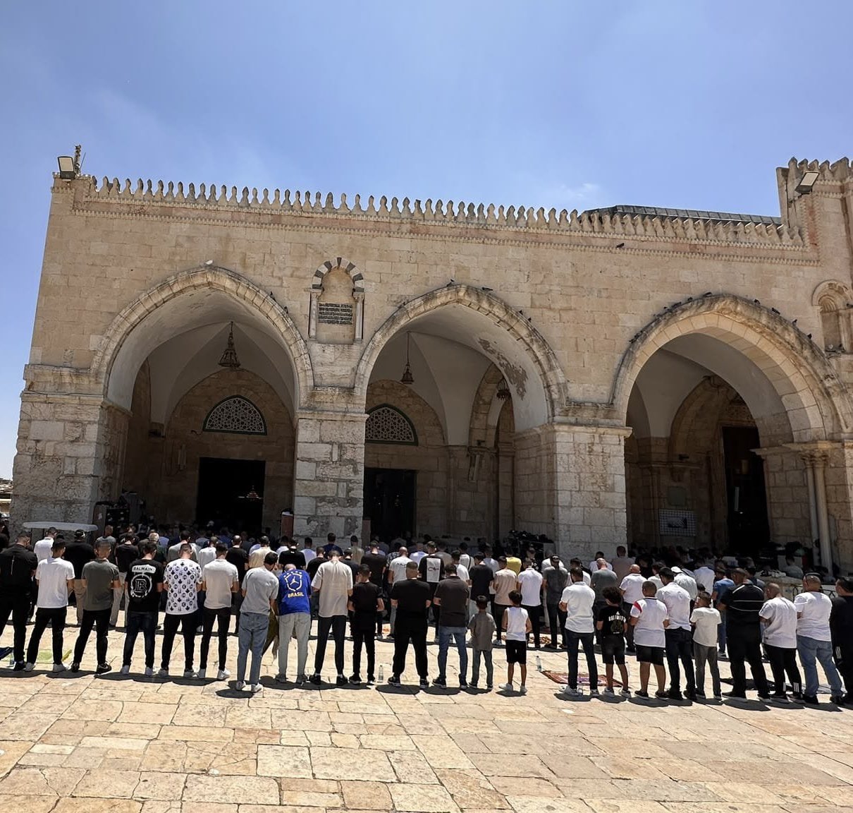 70 ألف مصل يؤدون الجمعة في الأقصى رغم قيود العدو الصهيوني