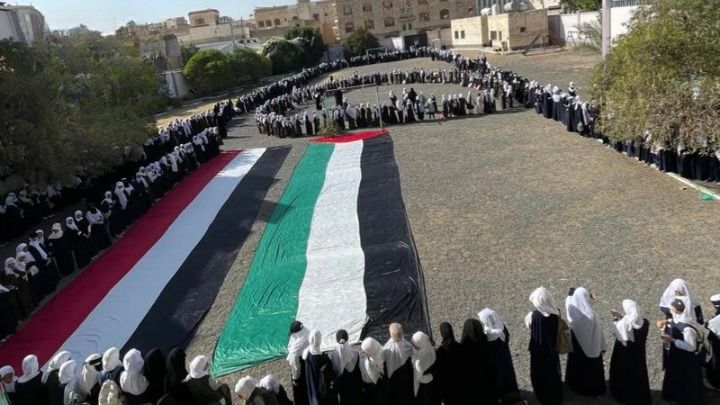 وقفات طلابية في صنعاء تندد باستهداف مطار صنعاء وتؤكد دعم القوات المسلحة