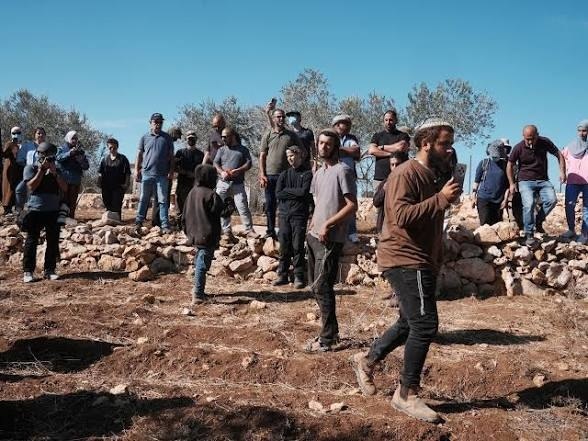 مستوطنون صهاينة يحرقون مركبة ويختطفون شابين في اعتداءات بالضفة
