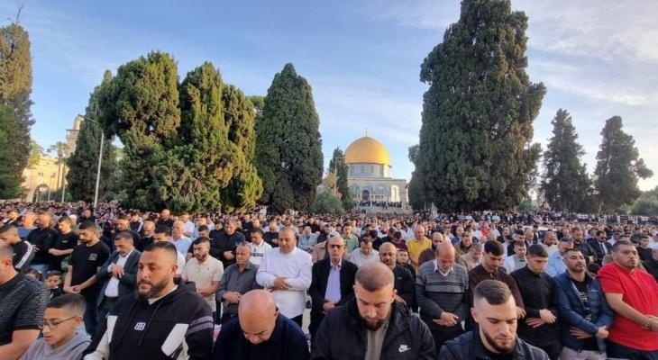 70 ألف مصلٍّ يؤدون صلاة الجمعة في المسجد الأقصى رغم قيود العدو الصهيوني