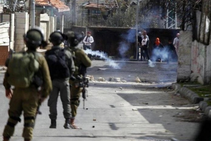 إصابة فلسطيني بالرصاص وآخرون بالاختناق خلال اقتحام الجنيد بنابلس