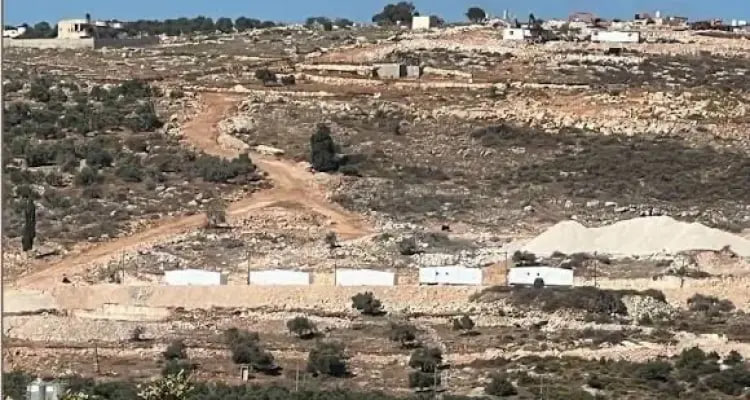 مستوطنون يوسّعون بؤراً استيطانية شمال رام الله ويقتحمون بلدة سنجل