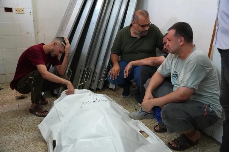 مدير مجمع الشفاء في غزة: 18 شهيدًا في قصف إسرائيلي متواصل على القطاع اليوم