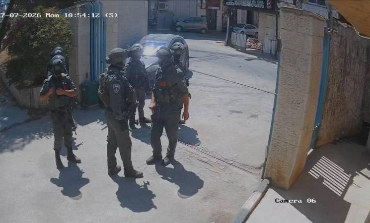 إصابة عدد من الصحفيين أثناء اقتحام العدو الإسرائيلي مجمع الأونروا في قلنديا