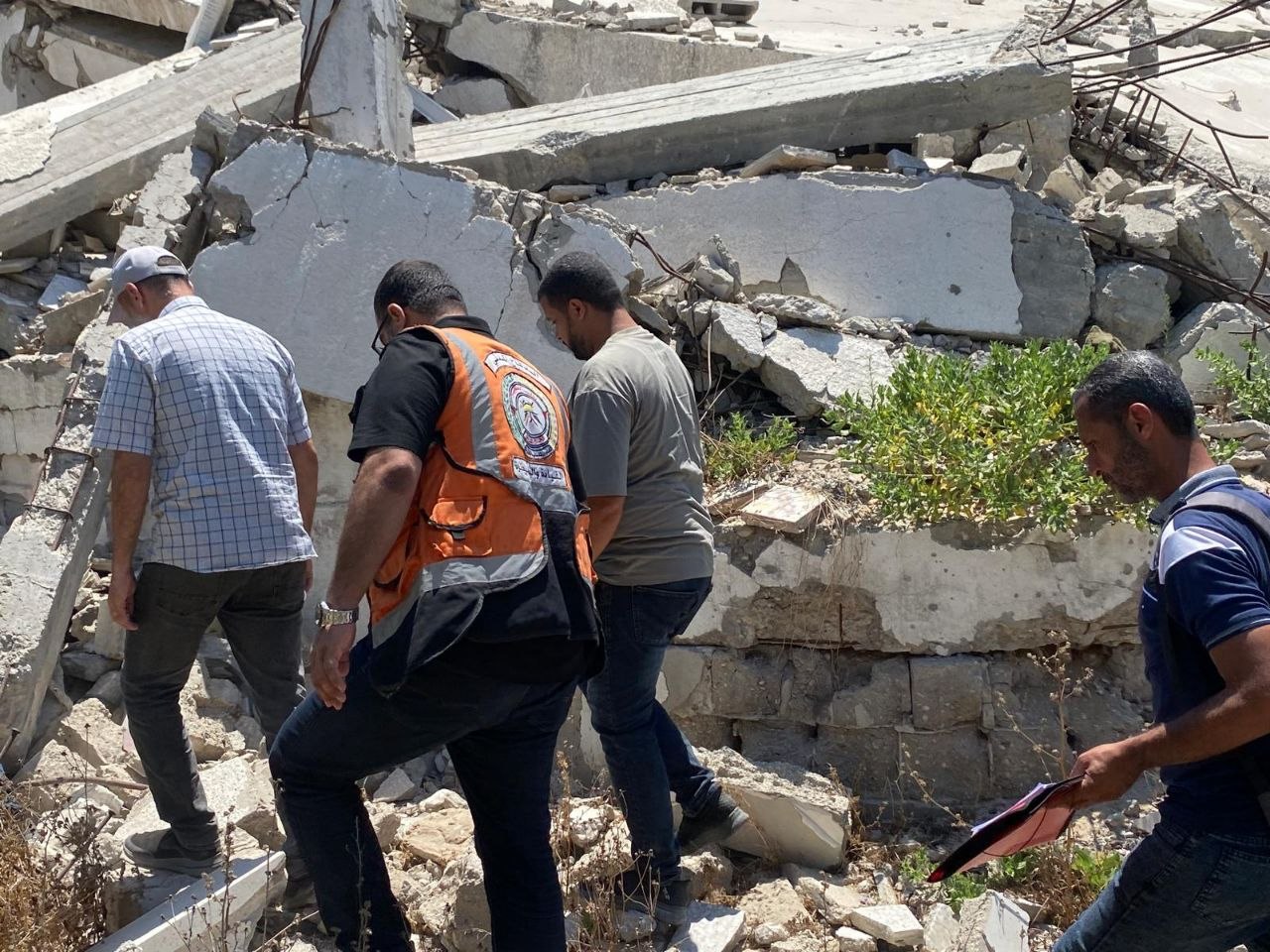 انتشال جثامين ورفات 19 شهيداً من تحت أنقاض منزل جنوب مدينة غزة