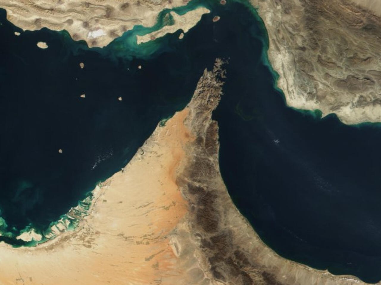 أمريكا وإيران وسلطنة عمان تقترب من “اتفاق مؤقت” لفتح مضيق هرمز