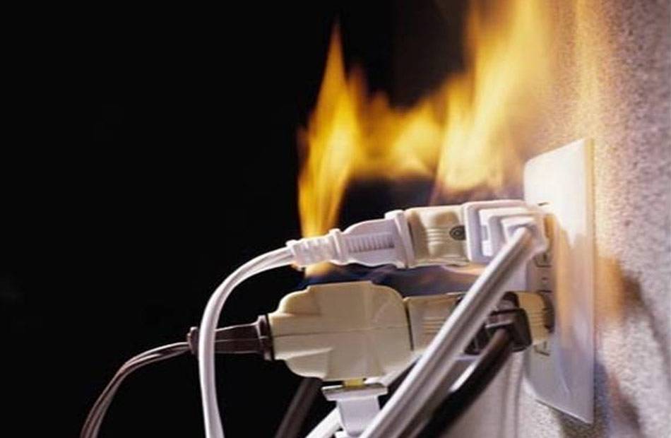 إخلاء عمارة بحدة في صنعاء إثر حريق شقة بالدور الثالث اندلع بسبب محول تلفزيون