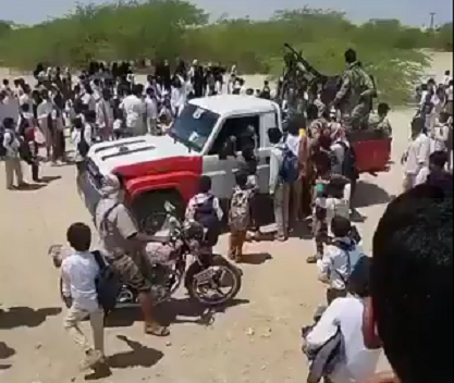 انتفاضة طلابية تطارد آليات “الطوارئ” بالحجارة في حضرموت