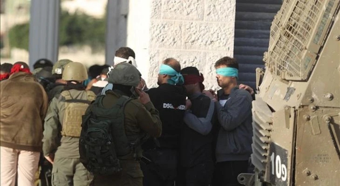 العدو الإسرائيلي يعتقل خمسة فلسطينيين بينهم طفل وأسير محرر في الضفة والقدس