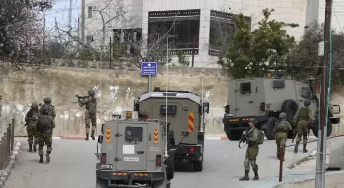 العدو الإسرائيلي يعتقل 14 فلسطينياً ويواصل اقتحاماته بالضفة
