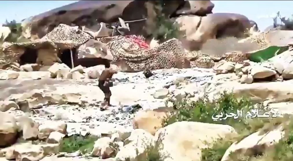 شاهد.. مقاتل واحد بقوات صنعاء يباغت موقع عسكري سعودي مدجج بالجنود (فيديو)