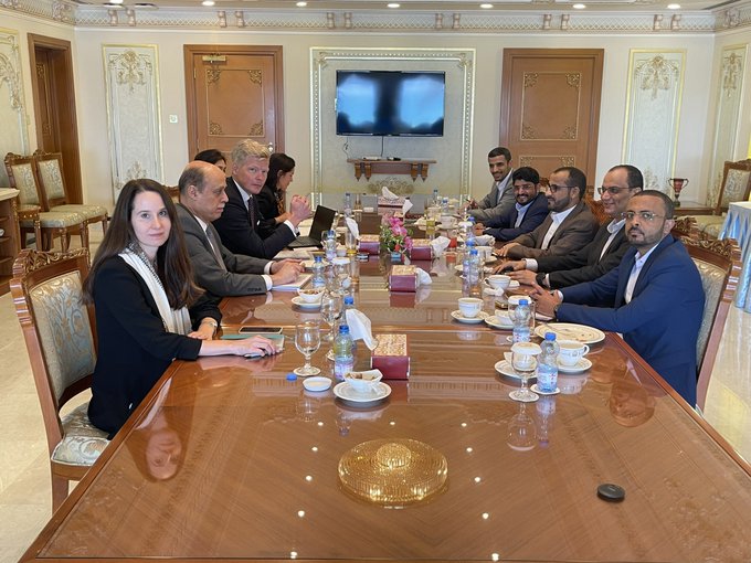 وفد صنعاء المفاوض يلتقي المبعوث الأممي في مسقط.. تفاصيل