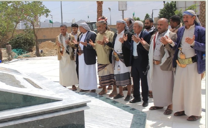 قيادات المحافظات الجنوبية والشرقية تضع إكليلًا من الزهور على أضرحة القادة الشهدا