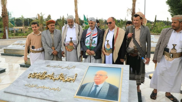 القائم بأعمال رئيس الوزراء يزور أضرحة الشهداء القادة الصماد والرهوي والغماري إحياءً للذكرى السنوية للشهيد 1448هـ