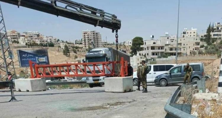 العدو الصهيوني يغلق مدخلي سلفيت وحارس ويقتحم منازل المواطنين بالضفة المحتلة