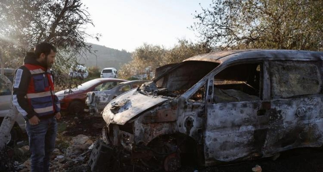 العدو الإسرائيلي يغلق كافة مداخل رام الله ومستوطنون يحرقون مركبات ويخطون شعارات معادية في قرية أم صفا