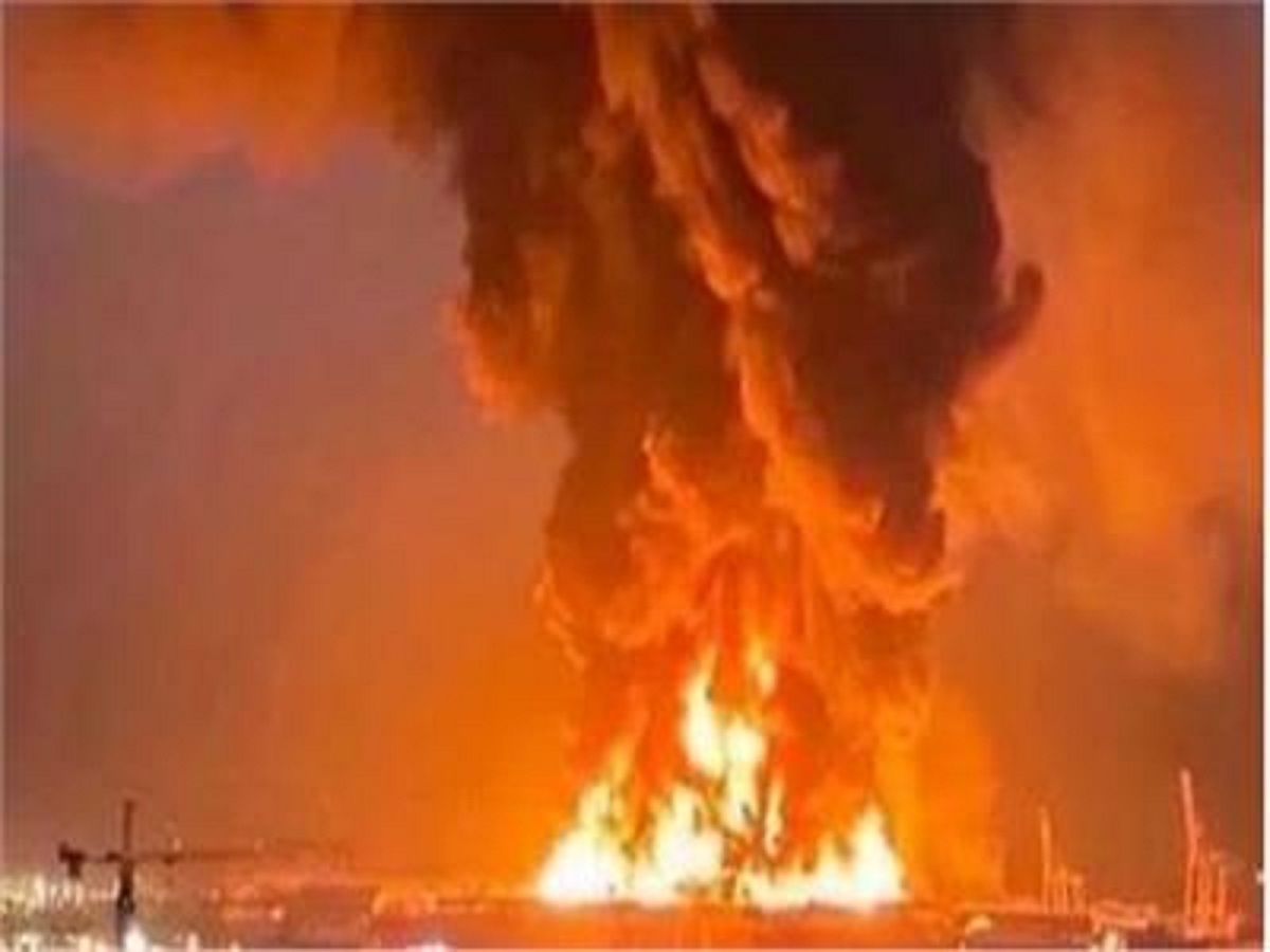 انفجارات عنيفة تهز قاعدة “الملك فيصل” البحرية بجدة إثر ضربة صاروخية مسددة
