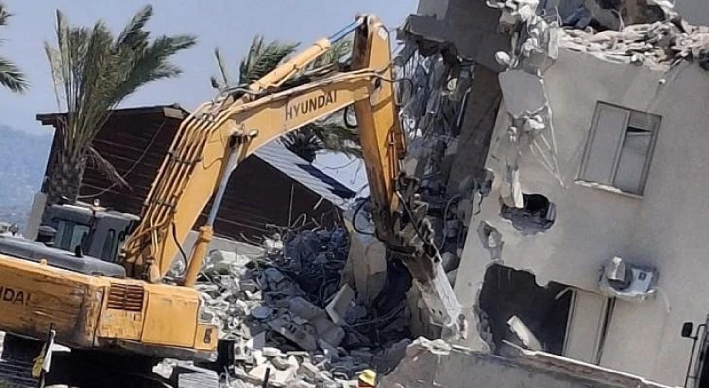 العدو الإسرائيلي يهدم منزلا في الرام شمال القدس المحتلة