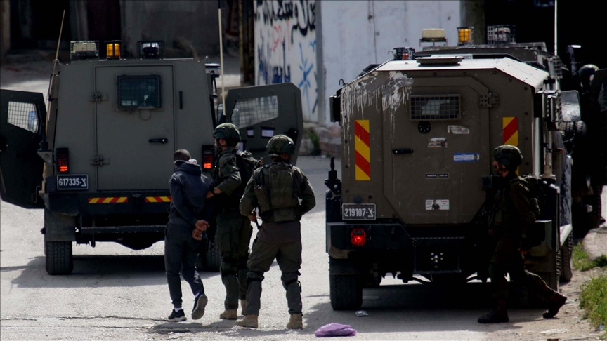 العدو الإسرائيلي يعتقل 15 فلسطينيا من الضفة الغربية